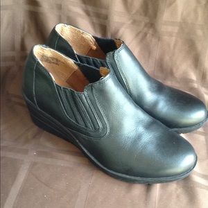 Thom McAn Deidre Leather Wedge Heeled shoes.